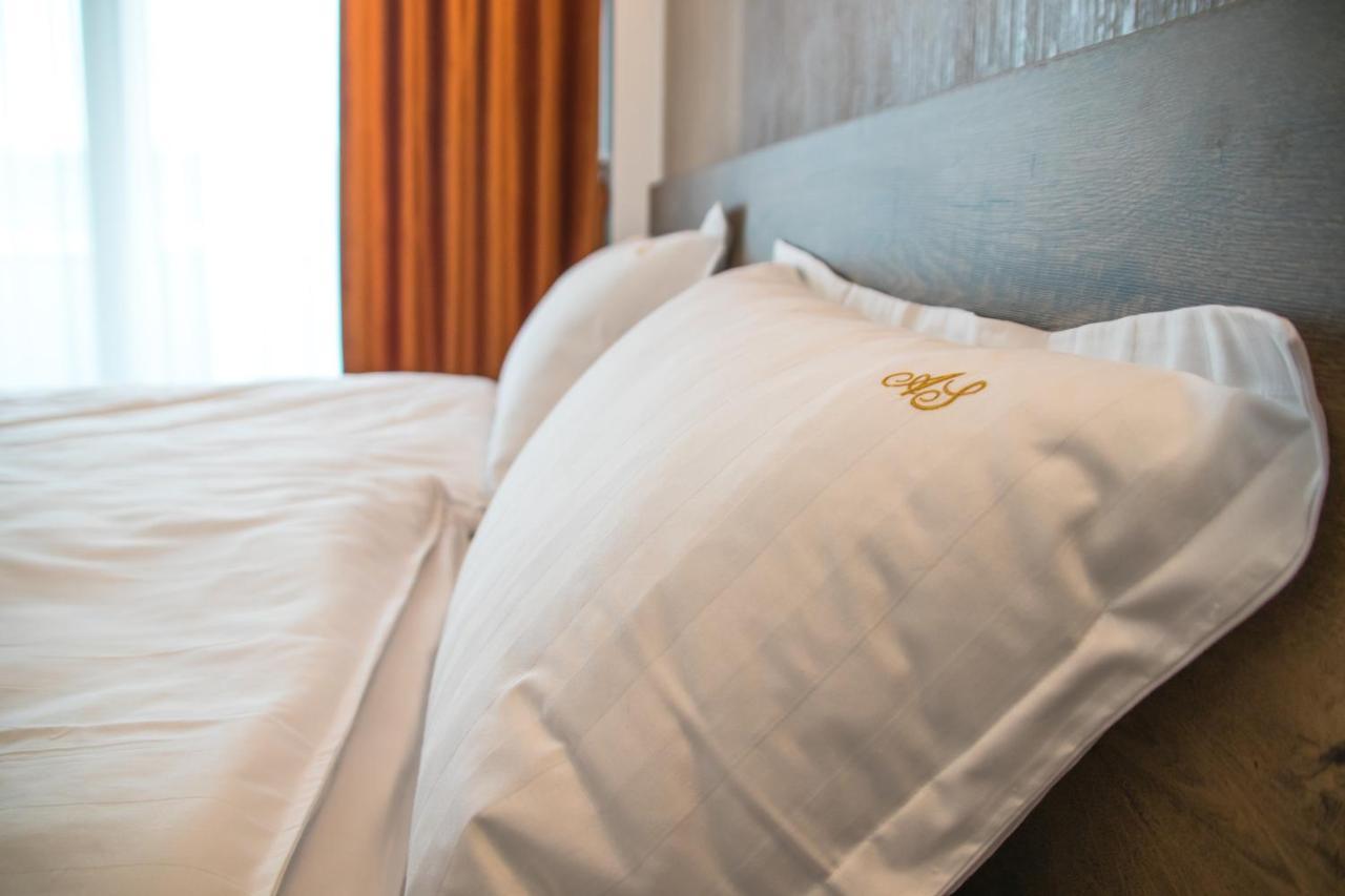 Hotel Angel Sofia Фэлтичени Экстерьер фото